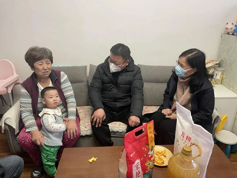 董事長(zhǎng)參加“人大代表、政協(xié)委員走進(jìn)社區(qū)，開展居民議事協(xié)商”活動(dòng).jpg